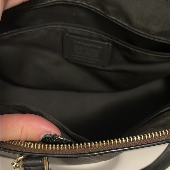 Coach bag the one handle has wear on it not sure if it can be fixed - Picture 3 of 4